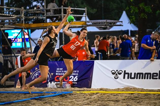 Lena Klingler ( 17; Deutsche Frauen Beachhandball Nationalmannschaft) springt zum Wurf und hält den grünen Ball hoch, während eine Gegenspielerin den Arm zur Abwehr streckt. Die Szene findet beim XII. IHF Beach Handball World Championship, WM, Weltmeisterschaft am Jarun See in Zagreb statt. IHF Beach Handball World Championship 2026, 23.06.2026, Zagreb, Jarun See *** Lena Klingler, a member of the German women’s beach handball national team, jumps to take a shot and holds the green ball aloft while an opponent extends her arm to block the shot. The scene takes place at the 12th IHF Beach Handball World Championship at Lake Jarun in Zagreb. IHF Beach Handball World Championship 2026, June 23, 2026, Zagreb, Lake Jarun,detected_source_language Copyright: xspeedshotx xDorianfrickx