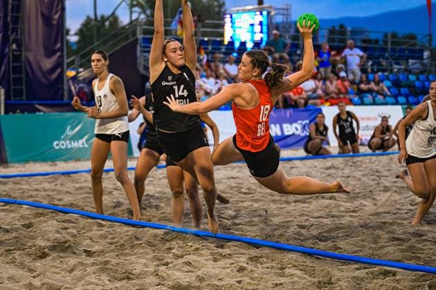 Pauline Borrmann ( 18; Deutsche Frauen Beachhandball Nationalmannschaft) springt in dynamischer Wurfbewegung mit dem Ball über die Seitenlinie, während eine Gegenspielerin ( 14) den Arm hochreißt. Die Szene findet am Jarun See in Zagreb vor gefüllten Tribünen statt. IHF Beach Handball World Championship, WM, Weltmeisterschaft 2026, 23.06.2026, Zagreb, Jarun See *** Pauline Borrmann (No. 18) of the German women’s beach handball national team leaps over the sideline with the ball in a dynamic throwing motion, while an opponent (No. 14) raises her arm. The scene takes place at Lake Jarun in Zagreb in front of packed stands during the 2026 IHF Beach Handball World Championship, June 23, 2026, Zagreb, Lake Jarun,detected_source_language Copyright: xspeedshotx xDorianfrickx