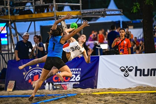 Staci Self ( 1; USA woman) springt mit ausgestreckten Armen zum Block, während ALARSLAN Dilayla ( 12; Deutsche Frauen Beachhandball Nationalmannschaft) den Ball in der Luft hält. Die Szene findet im Sand am Jarun See in Zagreb beim IHF Beach Handball World Championship, WM, Weltmeisterschaft statt. IHF Beach Handball World Championship 2026, 23.06.2026, Zagreb, Jarun See *** Staci Self 1, a woman from the U.S., jumps toward the block with her arms outstretched, while ALARSLAN Dilayla 12, a member of the German women’s national beach handball team, keeps the ball in the air. The scene takes place on the sand at Lake Jarun in Zagreb during the IHF Beach Handball World Championship. IHF Beach Handball World Championship 2026, June 23, 2026, Zagreb, Lake Jarun,detected_source_language Copyright: xspeedshotx xDorianfrickx