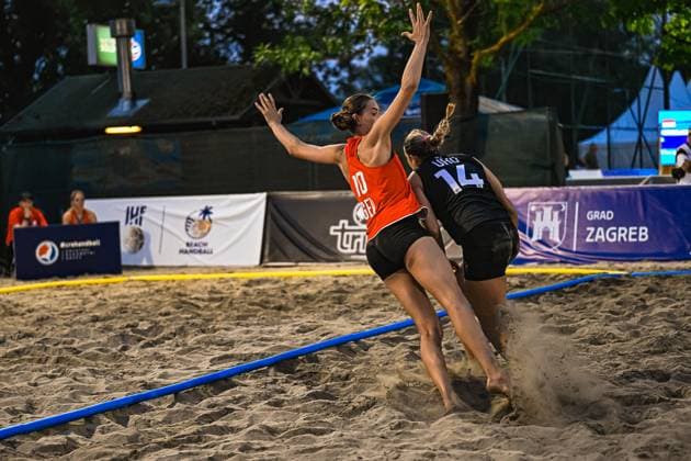 Isabel Kattner ( 10; Deutsche Frauen Beachhandball Nationalmannschaft) reißt die Arme hoch im intensiven Zweikampf mit einer Gegenspielerin ( 14) am Spielfeldrand im Sand. Die Szene findet beim IHF Beach Handball Event am Jarun See in Zagreb statt. IHF Beach Handball World Championship, WM, Weltmeisterschaft 2026, 23.06.2026, Zagreb, Jarun See *** Isabel Kattner, No. 10 on the German women’s beach handball national team, raises her arms during an intense duel with an opponent, No. 14, on the sidelines in the sand. The scene takes place at the IHF Beach Handball Event at Lake Jarun in Zagreb, the 2026 IHF Beach Handball World Championship, June 23, 2026, Zagreb, Lake Jarun,detected_source_language Copyright: xspeedshotx xDorianfrickx