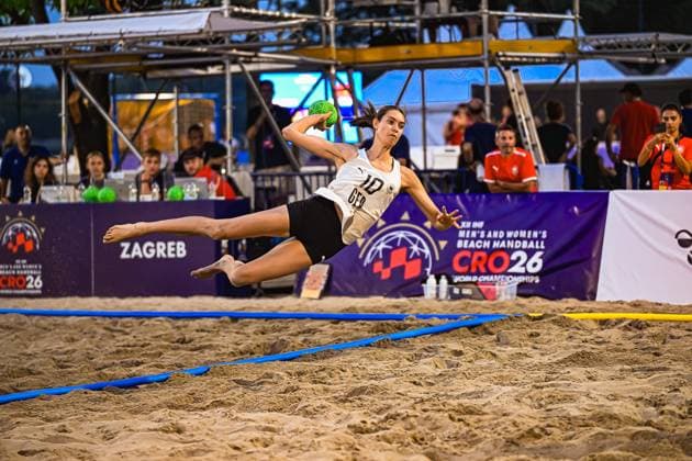 Isabel Kattner ( 10; Deutsche Frauen Beachhandball Nationalmannschaft) springt weit ausholend über den Sand und wirft den Ball in Richtung Tor. Die Szene findet bei den IHF Beach Handball World Championships in Zagreb statt. IHF Beach Handball World Championship, WM, Weltmeisterschaft 2026, 23.06.2026, Zagreb, Jarun See *** Isabel Kattner, a member of the German women’s beach handball national team, takes a long run-up across the sand and throws the ball toward the goal. The scene takes place at the IHF Beach Handball World Championships in Zagreb. IHF Beach Handball World Championship 2026, June 23, 2026, Zagreb, Lake Jarun,detected_source_language Copyright: xspeedshotx xDorianfrickx
