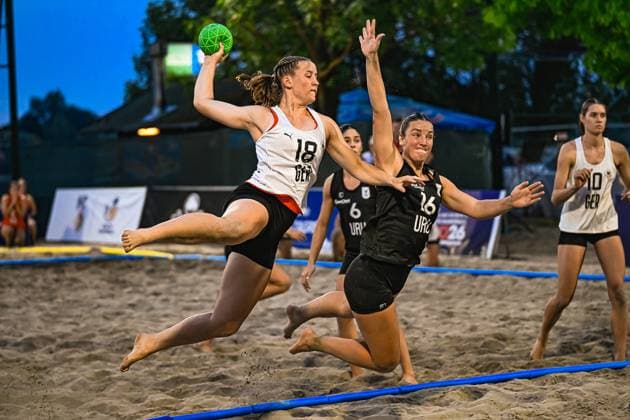 Pauline Borrmann ( 18; Deutsche Frauen Beachhandball Nationalmannschaft) springt mit dem Ball zum Wurf ab, während eine Gegenspielerin mit Uruguay-Trikot ( 16) den Arm zur Abwehr hebt. Im Hintergrund ist Isabel Kattner ( 10; Deutschland) zu sehen. IHF Beach Handball World Championship, WM, Weltmeisterschaft 2026, 23.06.2026, Zagreb, Jarun See *** Pauline Borrmann (18), a member of the German women’s national beach handball team, jumps with the ball to take a shot, while an opposing player wearing the Uruguay jersey (16) raises her arm to block. Isabel Kattner (10) of Germany can be seen in the background. 2026 IHF Beach Handball World Championship, June 23, 2026, Zagreb, Lake Jarun,detected_source_language Copyright: xspeedshotx xDorianfrickx