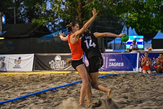 Eine Spielerin mit 14 (URU) setzt zum Wurf an, während eine Gegenspielerin in orangem Trikot den Abschluss zu blocken versucht. Die Szene findet am Jarun See in Zagreb im Sand statt. IHF Beach Handball World Championship, WM, Weltmeisterschaft 2026, 23.06.2026, Zagreb, Jarun See *** A player wearing number 14 URU prepares to shoot, while an opponent in an orange jersey tries to block the shot. The scene takes place on the sand at Lake Jarun in Zagreb during the 2026 IHF Beach Handball World Championship, June 23, 2026, Zagreb, Lake Jarun,detected_source_language Copyright: xspeedshotx xDorianfrickx