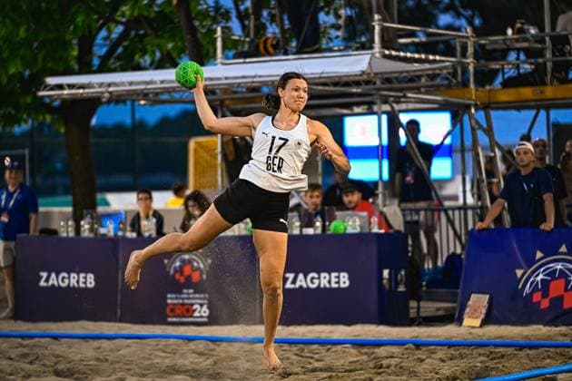 Lena Klingler ( 17, Deutsche Frauen Beachhandball Nationalmannschaft) springt barfuß im Sand und holt zum Wurf aus, den grünen Ball in der erhobenen Hand. Die Szene entstand bei der IHF Beach Handball World Championship, WM, Weltmeisterschaft 2026 am 23. Juni 2026 am Jarun See in Zagreb, Kroatien. IHF Beach Handball World Championship 2026, 23.06.2026, Zagreb, Jarun See *** Lena Klingler, 17, A member of the German women’s national beach handball team jumps barefoot in the sand and winds up to throw, holding the green ball in her raised hand. The scene took place during the 2026 IHF Beach Handball World Championship on June 23, 2026, at Lake Jarun in Zagreb, Croatia. 2026 IHF Beach Handball World Championship, June 23, 2026, Zagreb, Lake Jarun,detected_source_language Copyright: xspeedshotx xDorianfrickx