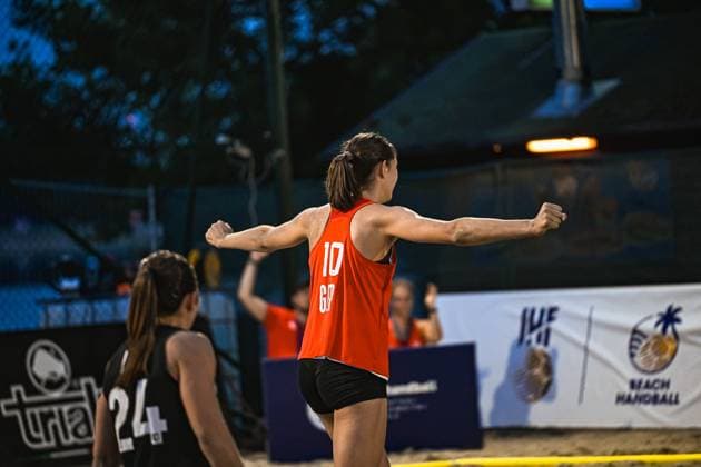 Isabel Kattner ( 10; Deutsche Frauen Beachhandball Nationalmannschaft) reißt beide Arme jubelnd auseinander nach einer Aktion beim Abendspiel am Jarun See in Zagreb. Im Vordergrund ist eine Spielerin der USA woman ( 24) zu sehen. IHF Beach Handball World Championship, WM, Weltmeisterschaft 2026, 23.06.2026, Zagreb, Jarun See *** Isabel Kattner, a member of the German women’s beach handball national team, throws both arms up in celebration after a play during the evening match at Lake Jarun in Zagreb. In the foreground is a player from the U.S. women’s team. 2026 IHF Beach Handball World Championship, June 23, 2026, Zagreb, Lake Jarun,detected_source_language Copyright: xspeedshotx xDorianfrickx