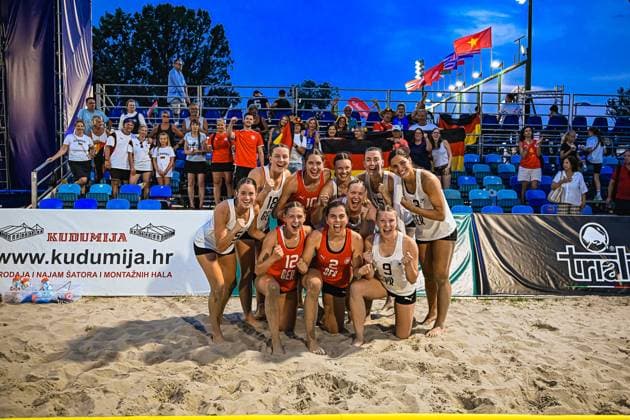 Die Deutsche Frauen Beachhandball Nationalmannschaft feiert gemeinsam auf dem Sandplatz am Jarun See in Zagreb. Die Spielerinnen posieren jubelnd vor begeisterten Fans mit Deutschland-Fahnen im Hintergrund. IHF Beach Handball World Championship, WM, Weltmeisterschaft 2026, 23.06.2026, Zagreb, Jarun See *** The German womens national beach handball team celebrates together on the sand court at Lake Jarun in Zagreb. The players pose jubilantly in front of enthusiastic fans with German flags in the background. IHF Beach Handball World Championship 2026, June 23, 2026, Zagreb, Lake Jarun,detected_source_language Copyright: xspeedshotx xDorianfrickx