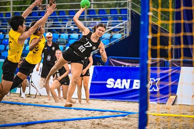 Lena Klingler ( 17; Deutsche Frauen Beachhandball Nationalmannschaft) springt im Sand ab und wirft den Ball über die Abwehr des Gegners in Richtung Tor. Zwei Blockspielerinnen in gelben Trikots versuchen den Wurf zu verhindern. IHF Beach Handball World Championship, WM, Weltmeisterschaft 2026, 23.06.2026, Zagreb, Jarun See *** Lena Klingler, a member of the German women’s beach handball national team, takes off from the sand and throws the ball over the opponent’s defense toward the goal. Two blockers in yellow jerseys try to block the shot. 2026 IHF Beach Handball World Championship, June 23, 2026, Zagreb, Lake Jarun,detected_source_language Copyright: xspeedshotx xDorianfrickx