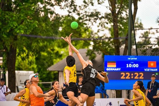 Isabel Kattner ( 10; Deutsche Frauen Beachhandball Nationalmannschaft) und eine Spielerin Vietnams springen gleichzeitig zum Ball beim Stand von 22:22 im 1st Period. Die Anzeigetafel zeigt das Duell Germany gegen Vietnam am Jarun See in Zagreb. IHF Beach Handball World Championship, WM, Weltmeisterschaft 2026, 23.06.2026, Zagreb, Jarun See *** Isabel Kattner, a member of the German women’s beach handball national team, and a Vietnamese player jump for the ball at the same time with the score tied at 22–22 in the first period. The scoreboard shows the Germany vs. Vietnam match at Lake Jarun in Zagreb during the 2026 IHF Beach Handball World Championship, June 23, 2026, Zagreb, Lake Jarun,detected_source_language Copyright: xspeedshotx xDorianfrickx