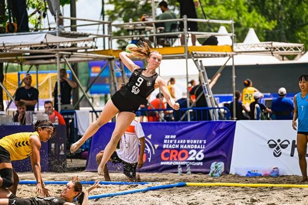 Emma Pilz ( 9; Deutsche Frauen Beachhandball Nationalmannschaft) springt hoch in die Luft und zieht zum Wurf ab, während eine Gegenspielerin im Sand liegt. Im Hintergrund ist das Banner der XII. IHF Beach Handball World Championships in Zagreb zu sehen. IHF Beach Handball World Championship, WM, Weltmeisterschaft 2026, 23.06.2026, Zagreb, Jarun See *** Emma Pilz, a member of the German women’s national beach handball team, jumps high into the air and takes a shot while an opponent lies in the sand. In the background, the banner for the XII IHF Beach Handball World Championships in Zagreb is visible. IHF Beach Handball World Championship 2026, June 23, 2026, Zagreb, Lake Jarun,detected_source_language Copyright: xspeedshotx xDorianfrickx