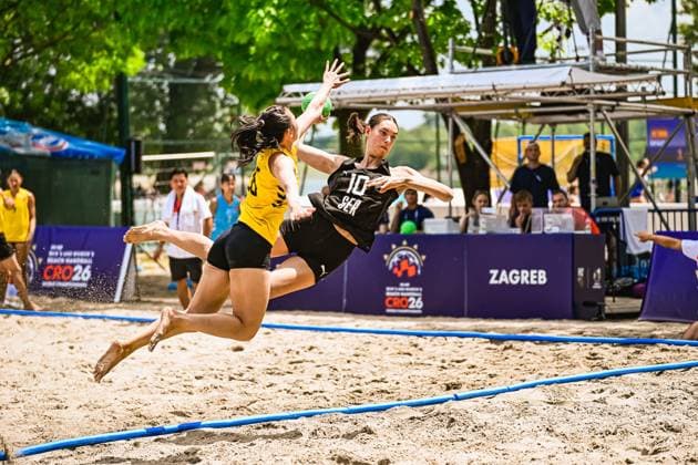 Isabel Kattner ( 10; Deutsche Frauen Beachhandball Nationalmannschaft) springt im Sand und zieht zum Wurf ab, während eine Gegenspielerin in gelb-schwarzem Trikot den Ball blockt. Die Szene findet beim Beachhandball-Weltturnier am Jarun See in Zagreb statt. IHF Beach Handball World Championship, WM, Weltmeisterschaft 2026, 23.06.2026, Zagreb, Jarun See *** Isabel Kattner, a member of the German women’s beach handball national team, jumps in the sand and takes a shot, while an opponent in a yellow-and-black jersey blocks the ball. The scene takes place at the Beach Handball World Championship at Lake Jarun in Zagreb Copyright: xspeedshotx xDorianfrickx
