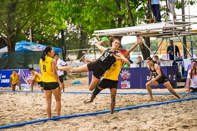 Isabel Kattner ( 10; Deutsche Frauen Beachhandball Nationalmannschaft) springt im Sand und wirft den Ball in Richtung Tor, während zwei Spielerinnen Vietnams die Abwehr versuchen. Im Hintergrund ist die Tribüne am Jarun See in Zagreb zu sehen. IHF Beach Handball World Championship, WM, Weltmeisterschaft 2026, 23.06.2026, Zagreb, Jarun See *** Isabel Kattner, a member of the German women’s national beach handball team, jumps in the sand and throws the ball toward the goal, while two Vietnamese players attempt to defend. In the background, the stands at Lake Jarun in Zagreb can be seen. IHF Beach Handball World Championship 2026, June 23, 2026, Zagreb, Lake Jarun,detected_source_language Copyright: xspeedshotx xDorianfrickx