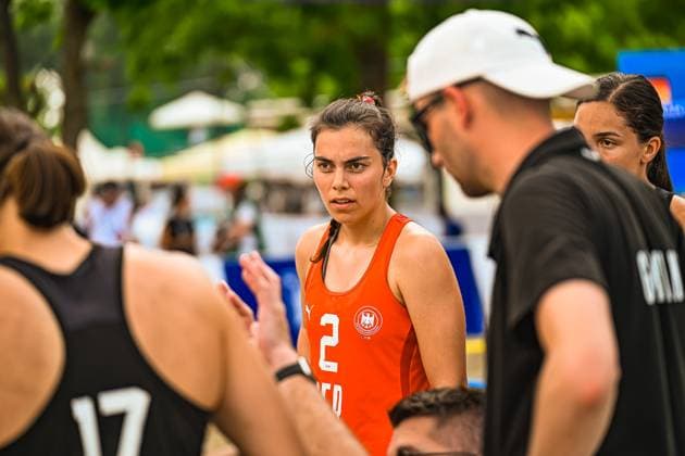 Joelle Arno ( 2; Deutsche Frauen Beachhandball Nationalmannschaft) hört konzentriert einem Trainer zu, während Mitspielerinnen die Gruppe umringen. Die Szene findet am Jarun See in Zagreb statt. IHF Beach Handball World Championship, WM, Weltmeisterschaft 2026, 23.06.2026, Zagreb, Jarun See *** Joelle Arno, a member of the German womens beach handball national team, listens intently to a coach while her teammates surround the group. The scene takes place at Lake Jarun in Zagreb. 2026 IHF Beach Handball World Championship, June 23, 2026, Zagreb, Lake Jarun,detected_source_language Copyright: xspeedshotx xDorianfrickx