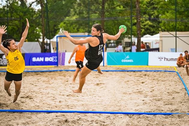 Lena Klingler ( 17; Deutsche Frauen Beachhandball Nationalmannschaft) springt mit dem Ball zum Wurf ab, während eine Gegenspielerin in Gelb mit der Nummer 26 abwehrend heranspringt. Im Hintergrund ist der Torwart in Orange sowie weitere Spielerinnen auf dem Sandplatz am Jarun See in Zagreb zu sehen. IHF Beach Handball World Championship, WM, Weltmeisterschaft 2026, 23.06.2026, Zagreb, Jarun See *** Lena Klingler, 17, of the German women’s national beach handball team, jumps with the ball to take a shot, while an opposing player in yellow, number 26, jumps in to block the shot. In the background, the goalkeeper in orange and other players can be seen on the sand court at Lake Jarun in Zagreb. IHF Beach Handball World Championship 2026, June 23, 2026, Zagreb, Lake Jarun,detected_source_language Copyright: xspeedshotx xDorianfrickx