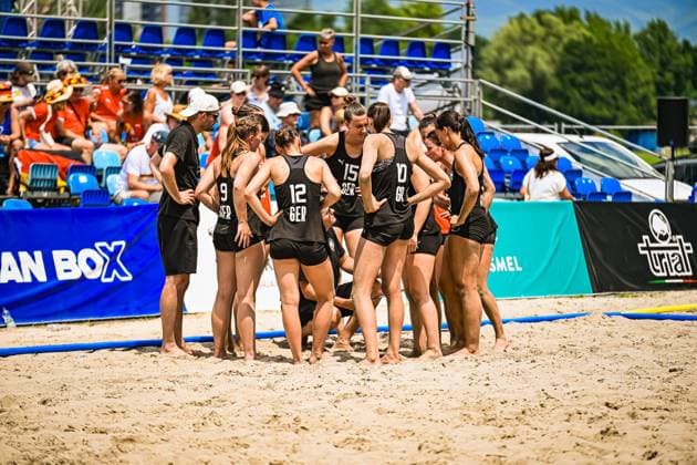 Die Deutsche Frauen Beachhandball Nationalmannschaft bildet einen Teamkreis auf dem Sandplatz am Jarun See in Zagreb. Sichtbar sind u.a. Emma Pilz ( 9; GER) und Dilayla Alarslan ( 12; GER) sowie Julia Drachsler ( 15; GER) im schwarzen GER-Trikot. IHF Beach Handball World Championship, WM, Weltmeisterschaft 2026, 23.06.2026, Zagreb, Jarun See *** The German Womens Beach Handball National Team forms a circle on the sand court at Lake Jarun in Zagreb. Among those visible are Emma Pilz (No. 9, GER), Dilayla Alarslan (No. 12, GER), and Julia Drachsler (No. 15, GER) in black GER jerseys at the 2026 IHF Beach Handball World Championship26, June 23, 2026, Zagreb, Lake Jarun,detected_source_language Copyright: xspeedshotx xDorianfrickx
