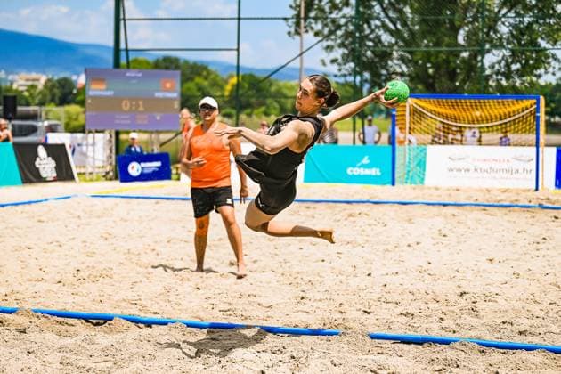 Eine Spielerin der Deutschen Frauen Beachhandball Nationalmannschaft springt dynamisch ab und holt mit dem grünen Ball zum Wurf aus. Im Hintergrund ist die Anzeigetafel mit dem Spielstand 0:1 (Deutschland vs. Vietnam) am Jarun See in Zagreb sichtbar. IHF Beach Handball World Championship, WM, Weltmeisterschaft 2026, 23.06.2026, Zagreb, Jarun See *** A player on the German women’s national beach handball team takes off dynamically and winds up to shoot with the green ball. In the background, the scoreboard shows the score 0–1 (Germany vs. Vietnam) at Lake Jarun in Zagreb. IHF Beach Handball World Championship 2026, June 23, 2026, Zagreb, Lake Jarun,detected_source_language Copyright: xspeedshotx xDorianfrickx