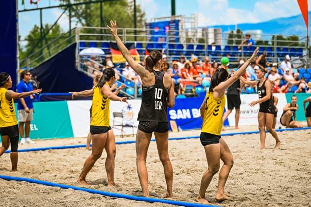 Isabel Kattner ( 10; Deutsche Frauen Beachhandball Nationalmannschaft) reckt beide Arme in die Höhe, flankiert von zwei Mitspielerinnen im gelb-schwarzen Trikot des Gegners auf dem Sandplatz am Jarun See in Zagreb. Im Hintergrund ist der grüne Ball in der Luft und die voll besetzte Tribüne mit deutschen Fans zu sehen. IHF Beach Handball World Championship, WM, Weltmeisterschaft 2026, 23.06.2026, Zagreb, Jarun See *** Isabel Kattner, a member of the German women’s national beach handball team, raises both arms in the air, flanked by two teammates in the opponent’s yellow-and-black jerseys on the sand court at Lake Jarun in Zagreb. In the background, the green ball is in the air, and the stands are packed with German fans. IHF Beach Handball World Championship 2026, June 23, 2026, Zagreb, Lake Jarun,detected_source_language Copyright: xspeedshotx xDorianfrickx