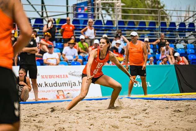 Isabel Kattner ( 10; Deutsche Frauen Beachhandball Nationalmannschaft) lauert tief in der Knie in konzentrierter Abwehrhaltung im Sand. Im Hintergrund verfolgen zahlreiche Zuschauer das Spiel am Jarun See in Zagreb. IHF Beach Handball World Championship, WM, Weltmeisterschaft 2026, 23.06.2026, Zagreb, Jarun See *** Isabel Kattner, a member of the German women’s beach handball national team, crouches low on the sand in a focused defensive stance. In the background, numerous spectators watch the game at Lake Jarun in Zagreb during the 2026 IHF Beach Handball World Championship, June 23, 2026, Zagreb, Lake Jarun,detected_source_language Copyright: xspeedshotx xDorianfrickx