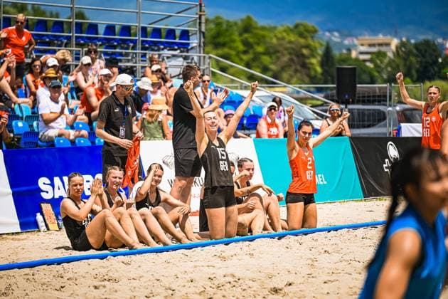 Julia Drachsler ( 15; Deutsche Frauen Beachhandball Nationalmannschaft) reißt jubelnd die Arme hoch, während Joelle Arno ( 2; Deutsche Frauen Beachhandball Nationalmannschaft) ebenfalls jubelt und Mitspielerinnen am Spielfeldrand mitfeiern. Im Hintergrund verfolgen zahlreiche Zuschauer das Spiel am Jarun See in Zagreb. IHF Beach Handball World Championship, WM, Weltmeisterschaft 2026, 23.06.2026, Zagreb, Jarun See *** Julia Drachsler, a member of the German women’s beach handball national team, raises her arms in celebration, while Joelle Arno, No. 2 on the German Women’s Beach Handball National Team, also cheers and celebrates with her teammates on the sidelines. In the background, numerous spectators watch the game at Lake Jarun in Zagreb during the 2026 IHF Beach Handball World Championship, June 23, 2026, Zagreb, Lake Jarun,detected_source_language Copyright: xspeedshotx xDorianfrickx