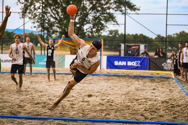 Ein Spieler der deutschen Beachhandball-Nationalmannschaft führt einen akrobatischen Dreher-Wurf aus und ist dabei fast parallel zum Sand. Im Hintergrund jubeln Mitspieler, darunter EBERT Moritz ( 26; Deutschland Beachhandball Nationalmannschaft) und weitere Feldspieler. IHF Beach Handball World Championship, WM, Weltmeisterschaft 2026, 23.06.2026, Zagreb, Jarun See *** A player on the German national beach handball team performs an acrobatic spin shot, ending up almost parallel to the sand. In the background, teammates cheer him on, including Moritz Ebert (No. 26), a member of the German national beach handball team, and other field players at the 2026 IHF Beach Handball World Championship, June 23, 2026, Zagreb, Lake Jarun,detected_source_language Copyright: xspeedshotx xDorianfrickx