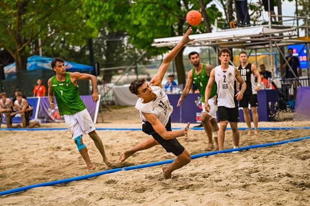 Tim Krauth ( 17; Deutschland Beachhandball Nationalmannschaft) wirft in einer akrobatischen Drehbewegung auf das Tor, Sand spritzt unter seinen Füßen auf. Im Hintergrund beobachten Lennart Wörmann ( 2; Deutschland) sowie Spieler des Gegners das Geschehen am Jarun See in Zagreb. IHF Beach Handball World Championship, WM, Weltmeisterschaft 2026, 23.06.2026, Zagreb, Jarun See *** Tim Krauth (17), a member of the German national beach handball team, shoots at the goal with an acrobatic spin; sand sprays up beneath his feet. In the background, Lennart Wörmann (2) of Germany and players from the opposing team watch the action at Lake Jarun in Zagreb during the 2026 IHF Beach Handball World Championship, June 23, 2026, Zagreb, Lake Jarun,detected_source_language Copyright: xspeedshotx xDorianfrickx