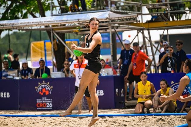 Lena Klingler ( 17; Deutsche Frauen Beachhandball Nationalmannschaft) läuft mit dem Ball über den Sandplatz am Jarun See in Zagreb und bereitet einen Wurf vor. Im Hintergrund sind Zuschauer und eine Gegenspielerin in gelbem Trikot zu sehen. IHF Beach Handball World Championship, WM, Weltmeisterschaft 2026, 23.06.2026, Zagreb, Jarun See *** Lena Klingler, a member of the German women’s beach handball national team, runs with the ball across the sand court at Lake Jarun in Zagreb and prepares to shoot. Spectators and an opposing player in a yellow jersey can be seen in the background. 2026 IHF Beach Handball World Championship, June 23, 2026, Zagreb, Lake Jarun,detected_source_language Copyright: xspeedshotx xDorianfrickx