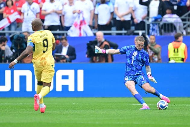 England v Ghana - FIFA World Cup, WM, Weltmeisterschaft, Fussball 2026 - Group L FOXBOROUGH, USA - JUNE 23: Jordan Pickford (1) of England in action against Jordan Ayew (9) of Ghana during the 2026 FIFA World Cup First Stage Group L match between England and Ghana at Gillette Stadium (Boston Stadium) in Foxborough, Massachusetts, United States on June 23, 2026. Abdulhamid Hosbas Anadolu Massachusetts United States. Editorial use only. Please get in touch for any other usage.  Copyright: x2026xAnadoluxAbdulhamidxHosbasx