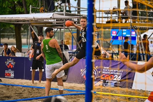 Robin John ( 18; Deutsche Beachhandball Nationalmannschaft) springt dynamisch zum Wurf und hält den Ball in der erhobenen Wurfhand. Ein Gegenspieler mit Nummer 9 im grünen Trikot steht vor ihm im Sand des Jarun See-Courts in Zagreb. IHF Beach Handball World Championship, WM, Weltmeisterschaft 2026, 23.06.2026, Zagreb, Jarun See *** Robin John, 18, of the German national beach handball team, leaps dynamically to take a shot, holding the ball in his raised shooting hand. An opponent wearing number 9 in a green jersey stands in front of him on the sand of the Jarun Lake Court in Zagreb at the 2026 IHF Beach Handball World Championship, June 23, 2026, Zagreb, Lake Jarun,detected_source_language Copyright: xspeedshotx xDorianfrickx