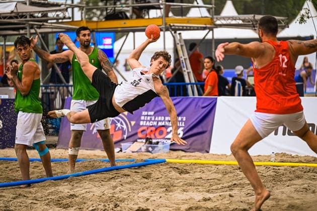 Ein Spieler der deutschen Beachhandball-Nationalmannschaft zieht beim XII. IHF World Championship, WM, Weltmeisterschaft in Zagreb zum Sprungwurf ab, während zwei italienische Gegenspieler in Grün versuchen, die Aktion zu stören. Der Ball ist klar im Bild, der Werfer in der Luft vollständig gestreckt. IHF Beach Handball World Championship 2026, 23.06.2026, Zagreb, Jarun See *** A player on the German national beach handball team takes a jump shot at the XII IHF World Championship in Zagreb, while two Italian opponents in green try to disrupt the play. The ball is clearly visible in the frame, and the shooter is fully extended in the air. IHF Beach Handball World Championship 2026, June 23, 2026, Zagreb, Lake Jarun,detected_source_language Copyright: xspeedshotx xDorianfrickx