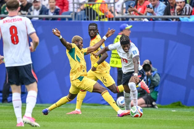 Kwasi Sibo (Ghana) and Noni Madueke (England) battle for the ball during the FIFA World Cup, WM, Weltmeisterschaft, Fussball 2026 Group L match between England and Ghana at Boston Stadium on June 23, 2026 in Boston, United States. (Photo by Harry Langer DeFodi Images) - *** Kwasi Sibo of Ghana and Noni Madueke of England battle for the ball during the 2026 FIFA World Cup Group L match between England and Ghana at Boston Stadium on June 23, 2026, in Boston, United States. Photo by Harry Langer, DeFodi Images,detected_source_language