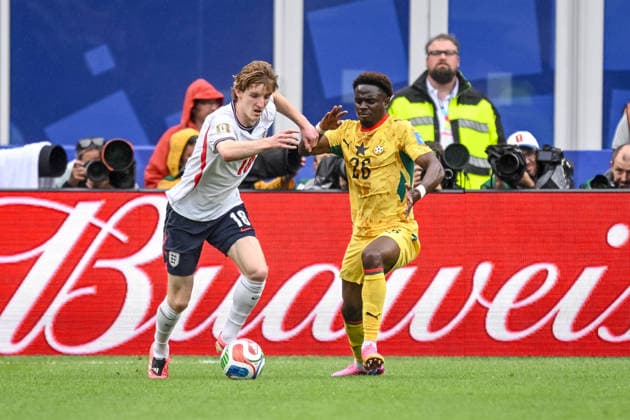 Anthony Gordon (England) and Marvin Senaya (Ghana) battle for the ball during the FIFA World Cup, WM, Weltmeisterschaft, Fussball 2026 Group L match between England and Ghana at Boston Stadium on June 23, 2026 in Boston, United States. (Photo by Harry Langer DeFodi Images) - *** Anthony Gordon of England and Marvin Senaya of Ghana battle for the ball during the 2026 FIFA World Cup Group L match between England and Ghana at Boston Stadium on June 23, 2026, in Boston, United States. Photo by Harry Langer, DeFodi Images,detected_source_language