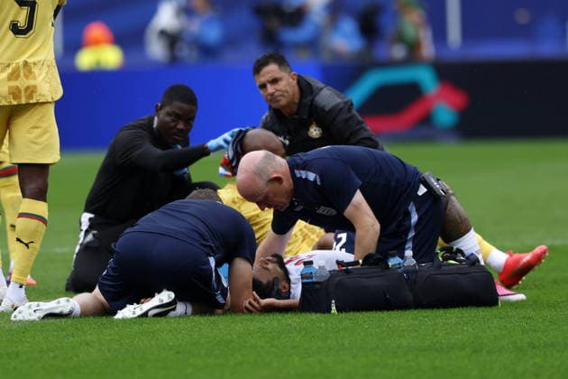 FIFA World Cup, WM, Weltmeisterschaft, Fussball 2026 - Group L - England vs Ghana Jordan Ayew of Ghana (back) and Reece James of England receive medical attention during the FIFA World Cup 2026 group stage match England against Ghana, in Boston, Massachusetts, USA, 23 June 2026. Foxborough United States  Copyright: xGREGxM.xCOOPERx