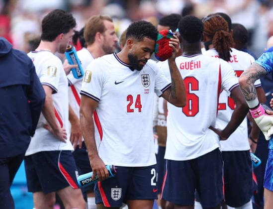 Foxborough, USA, 23rd June 2026. James Reece of England holds an ice bag against his head during a hydration break during the England vs Ghana FIFA World Cup, WM, Weltmeisterschaft, Fussball match at Gillette Stadium, Foxborough. Picture credit should read: Paul Terry Sportimage EDITORIAL USE ONLY. No use with unauthorised audio, video, data, fixture lists, club league logos or live services. Online in-match use limited to 120 images, no video emulation. No use in betting, games or single club league player publications. SPI_056_PT_Eng_Ghana SPI-4840-0058