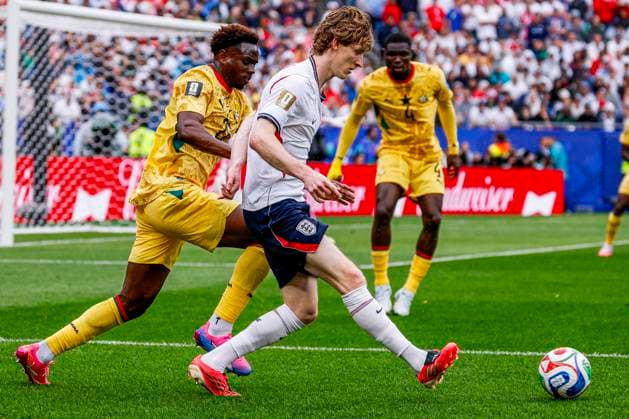 Anthony Gordon of England passes the ball under pressure from Marvin Senaya of Ghana , Group L - FIFA World Cup, WM, Weltmeisterschaft, Fussball 2026, England v Ghana, Boston Stadium, June 23, 2026, Boston, United States.