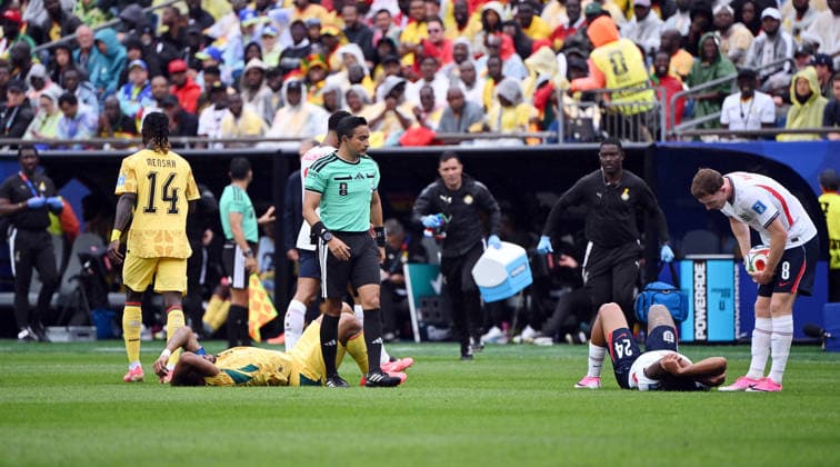 Fußball, Herren, FIFA World Cup, WM, Weltmeisterschaft, Fussball 2026, Spiel in Boston (Gruppe L, 2. Spieltag), England - Ghana, v. l. Thomas (Ghana), Hector Said Martinez (Schiedsrichter), Reece James (England), 23.06. 2026, *** Soccer, Mens, 2026 FIFA World Cup, Group L match in Boston, Matchday 2, England vs. Ghana, Thomas (Ghana) (left), Hector Said Martinez (referee), Reece James (England), June 23, 2026,,detected_source_language Copyright: xMatthiasxKochx