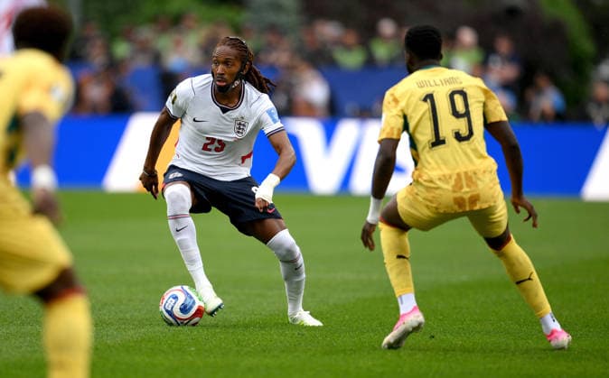 Fussball FIFA WM 2026 Vorrunde Gruppe L in Boston England - Ghana 23.06.2026 Djed Spence (li, England) gegen Inaki Williams (re, Ghana) *** Soccer