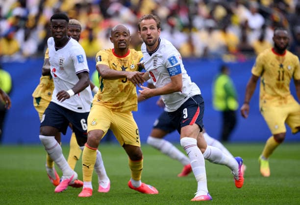 Fussball FIFA WM 2026 Vorrunde Gruppe L in Boston England - Ghana 23.06.2026 Jordan Ayew (li, Ghana) gegen Harry Kane (re, England) *** Soccer