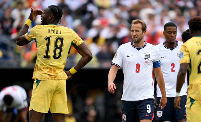 Fussball FIFA WM 2026 Vorrunde Gruppe L in Boston England - Ghana 23.06.2026 Jerome Opoku (li, Ghana) gegen Harry Kane (re, England) *** Soccer