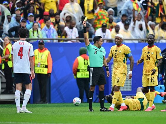 England v Ghana - FIFA World Cup, WM, Weltmeisterschaft, Fussball 2026 - Group L FOXBOROUGH, USA - JUNE 23: Referee Said Martinez shows yellow card to Declan Rice of England during the 2026 FIFA World Cup First Stage Group L match between England and Ghana at Gillette Stadium (Boston Stadium) in Foxborough, Massachusetts, United States on June 23, 2026. Abdulhamid Hosbas Anadolu Massachusetts United States. Editorial use only. Please get in touch for any other usage.  Copyright: x2026xAnadoluxAbdulhamidxHosbasx
