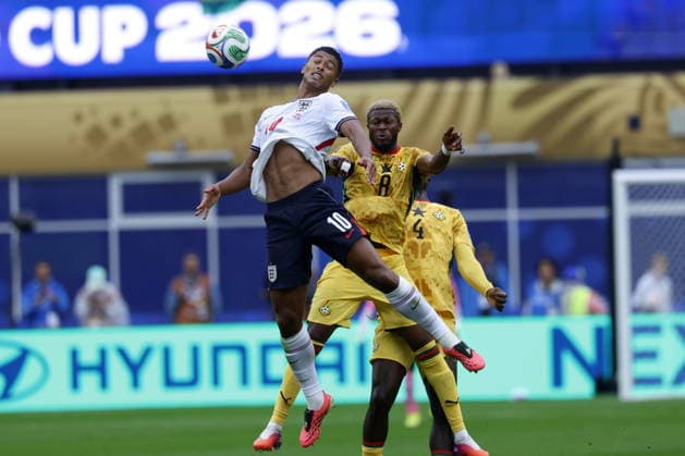 FIFA World Cup, WM, Weltmeisterschaft, Fussball 2026 - Group L - England vs Ghana Jude Bellingham of England (L) in action against Kwasi Sibo of Ghana (R) during the FIFA World Cup 2026 group stage match England against Ghana, in Boston, Massachusetts, USA, 23 June 2026. Foxborough United States  Copyright: xGREGxM.xCOOPERx