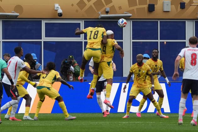 Jordan Ayew (Ghana, 9) klärt mit dem Kopf - Boston 23.06.2026: England vs. Ghana, Gilette Stadium, World Cup 26 Gruppe L, 2. Spieltag *** Jordan Ayew (Ghana), 9, clears the ball with his head. Boston, June 23, 2026. England vs. Ghana, Gilette Stadium, World Cup 26, Group L, Matchday 2,detected_source_language