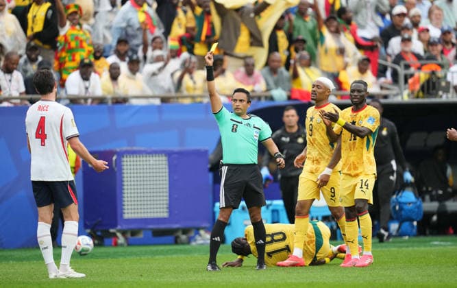 Declan Rice (England) receives a yellow card during England and Ghana, Group L FIFA World Cup, WM, Weltmeisterschaft, Fussball 2026, Boston Stadium, Boston, USA on June 23, 2026. Thor Wegner DeFodi Images. (Photo by DeFodi Images) - *** Declan Rice of England receives a yellow card during the match between England and Ghana in Group L of the 2026 FIFA World Cup at Boston Stadium in Boston, USA, on June 23, 2026. Photo by DeFodi Images (Thor Wegner),detected_source_language