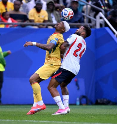 Fussball FIFA WM 2026 Vorrunde Gruppe L in Boston England - Ghana 23.06.2026 Jordan Ayew mit Turban, Kopfverband (li., Ghana) gegen James Reece (re, England) *** Soccer