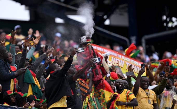 Fussball FIFA WM 2026 Vorrunde Gruppe L in Boston England - Ghana 23.06.2026 Ghana Fan Ritual pustet weisses Pulver in die Luft was Glueck bringen soll *** Soccer
