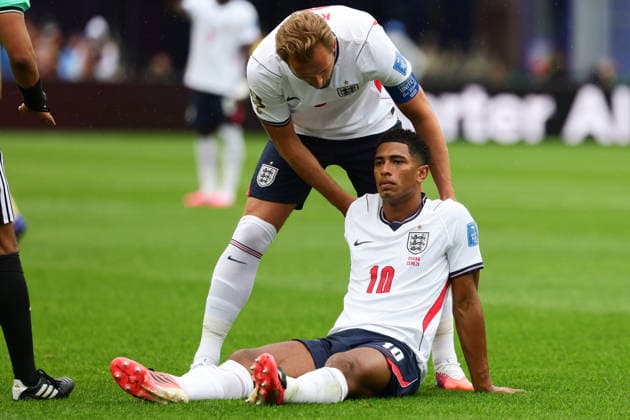 Harry Kane of England helps an injured Jude Bellingham of England during the FIFA World Cup, WM, Weltmeisterschaft, Fussball 2026 match between England and Ghana at Gillette Stadium, Boston, USA on 23 June 2026. Copyright: xPeterxDovganx 45110003