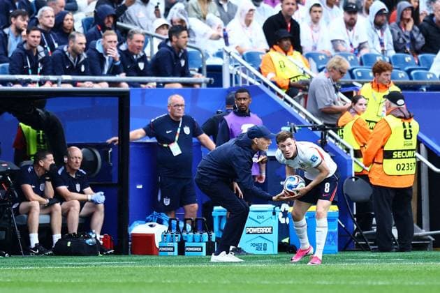 Thomas Tuchel manager of England issues instructions to Elliot Anderson of England England v Ghana, 2026 FIFA World Cup, WM, Weltmeisterschaft, Fussball Group L, Football, Boston Stadium, Foxborough, Massachusetts, USA - 23 Jun 2026Foxborough Boston Stadium Massachusetts (MA) United States of America EDITORIAL USE ONLY No use with unauthorised audio, video, data, fixture lists, club league logos or live services. Online in-match use limited to 120 images, no video emulation. No use in betting, games or single club league player publications.  Copyright: xMichaelxZemanek Shutterstockx 16956026cg