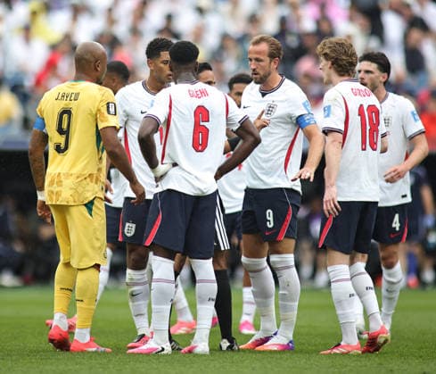 June 23, 2026, Foxborough, Massachusetts, USA: The official talks to players from both squads during the June 23rd FIFA World Cup, WM, Weltmeisterschaft, Fussball 2026 matchup between England and Ghana at Gillette Stadium in Foxborough, Massachusetts. Foxborough USA - ZUMAs325 20260623_zsp_s325_014 Copyright: xJessxStilesx