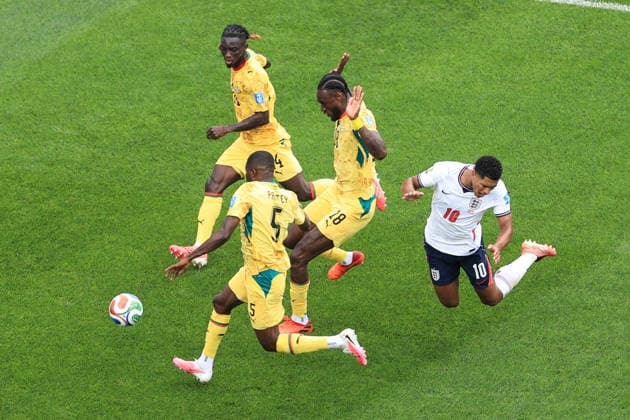 Football - FIFA World Cup, WM, Weltmeisterschaft, Fussball - Group L - England v Ghana 23rd June 2026 - FIFA World Cup - Group L - England v Ghana - Jude Bellingham of England falls as Gideon Mensah, Jerome Opoku and Thomas Partey of Ghana running away with the ball - Photo: Simon Stacpoole Offside. Foxborough USA *** Fußball – FIFA-Weltmeisterschaft, Gruppe L  Copyright: xSimonxStacpoolexOffside