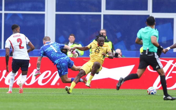 Foxborough, USA, 23rd June 2026. Jordan Pickford of England collides with Prince Adu of Ghana during the England vs Ghana FIFA World Cup, WM, Weltmeisterschaft, Fussball match at Gillette Stadium, Foxborough. Picture credit should read: Paul Terry Sportimage EDITORIAL USE ONLY. No use with unauthorised audio, video, data, fixture lists, club league logos or live services. Online in-match use limited to 120 images, no video emulation. No use in betting, games or single club league player publications. SPI_098_PT_Eng_Ghana SPI-4840-0104