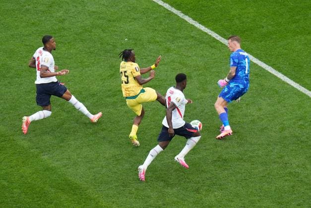 Jordan Pickford of England and Prince Kwabena Adu of Ghana compete for the ball England v Ghana, 2026 FIFA World Cup, WM, Weltmeisterschaft, Fussball Group L, Football, Boston Stadium, Foxborough, Massachusetts, USA - 23 Jun 2026Foxborough Boston Stadium Massachusetts (MA) United States of America EDITORIAL USE ONLY No use with unauthorised audio, video, data, fixture lists, club league logos or live services. Online in-match use limited to 120 images, no video emulation. No use in betting, games or single club league player publications.  Copyright: xIsmaelxAdnan Shutterstockx 16956027de