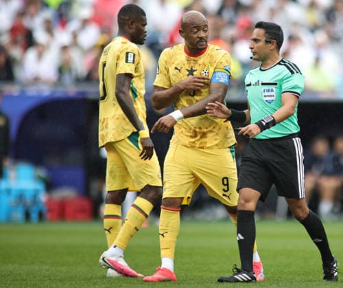 June 23, 2026, Foxborough, Massachusetts, USA: The official talks to Ghana forward Jordan Ayew (9) during the June 23rd FIFA World Cup, WM, Weltmeisterschaft, Fussball 2026 matchup between England and Ghana at Gillette Stadium in Foxborough, Massachusetts. Foxborough USA - ZUMAs325 20260623_zsp_s325_028 Copyright: xJessxStilesx